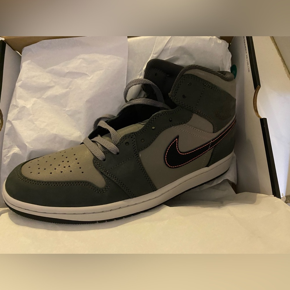 Air Jordan - Picture 2 of 2